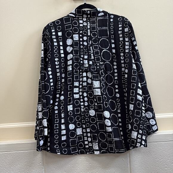 Habitat women’s XL Black and White Geometric button up top - Picture 5 of 6